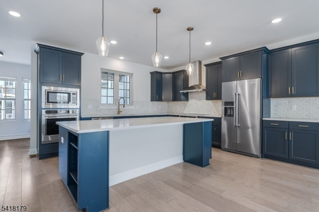 Image 5 of property listing at 14 Marigold Ct, Warren Twp., NJ 07059