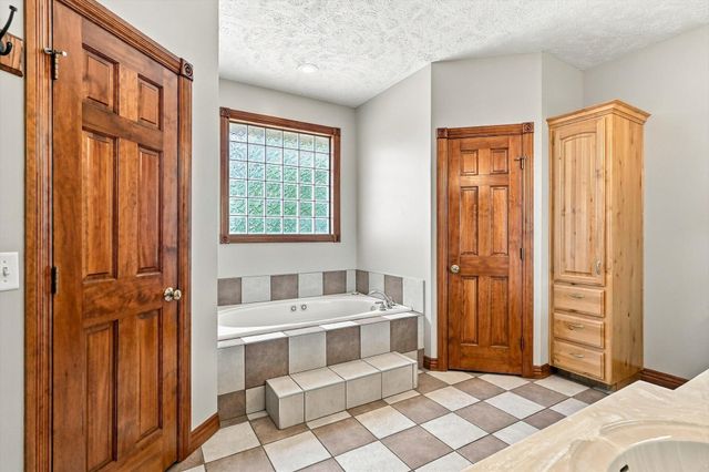 1002 E Rachael Drive, Republic, MO 65738