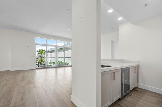 184 Lake Drive 5302, Palm Beach Shores, FL 33404
