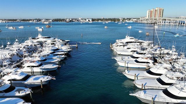 184 Lake Drive 5302, Palm Beach Shores, FL 33404