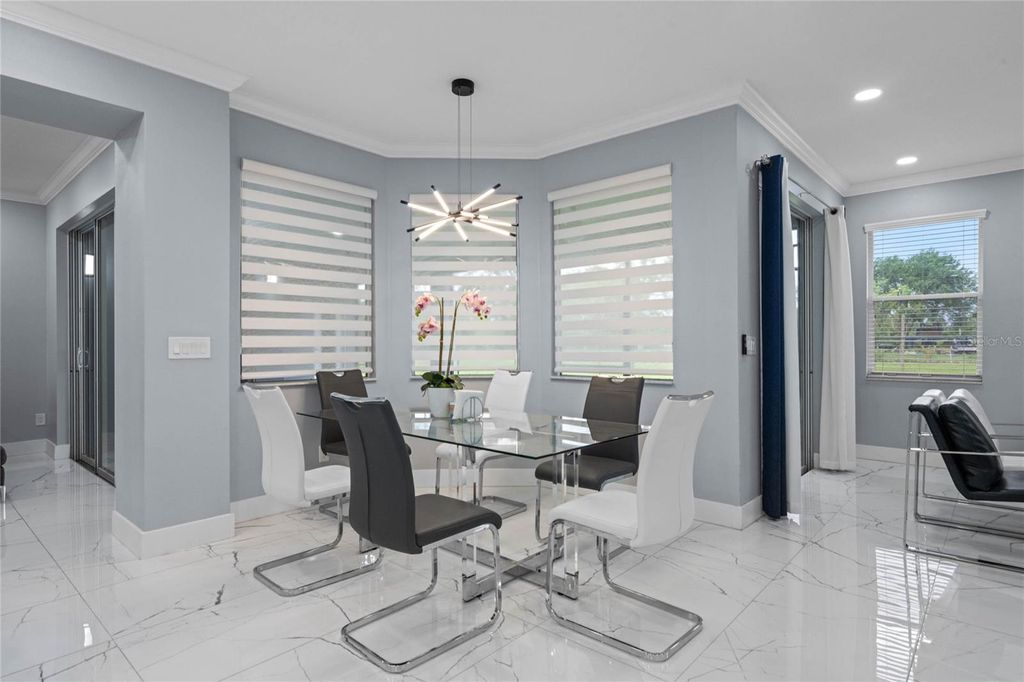 Image 7 of property listing at 6607 WHISPERING PINES ROAD, Orlando, FL 32824