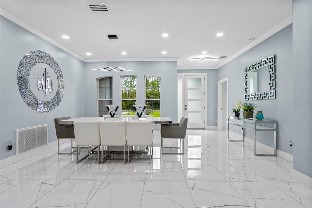 Image 9 of property listing at 6607 WHISPERING PINES ROAD, Orlando, FL 32824