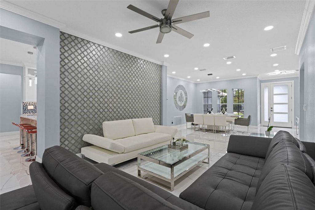 Image 10 of property listing at 6607 WHISPERING PINES ROAD, Orlando, FL 32824