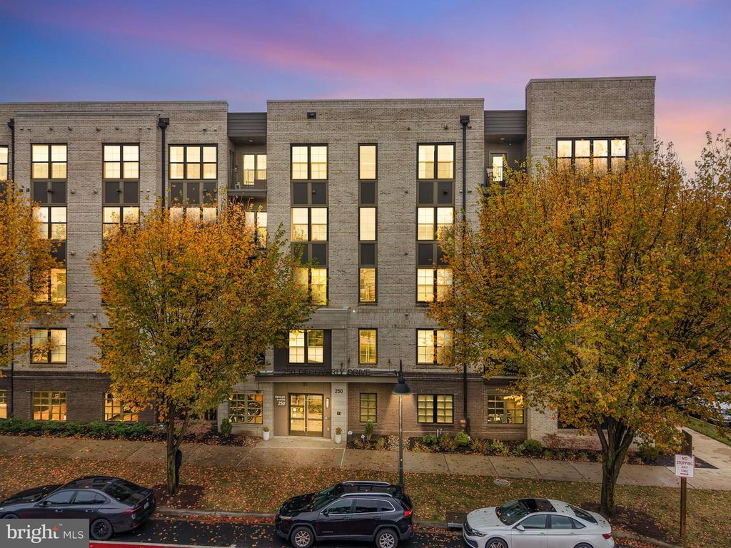 250 DECOVERLY DR #425, Gaithersburg, MD 20878