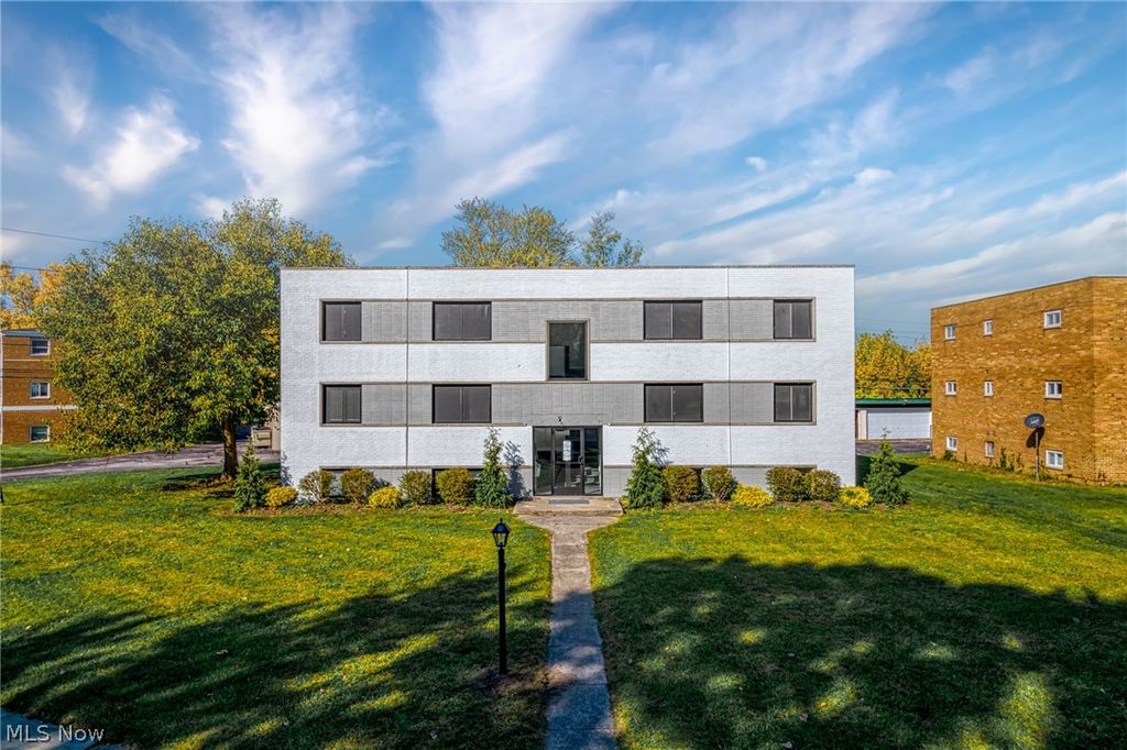 1673 Southbend Circle 2, Rocky River, OH 44116