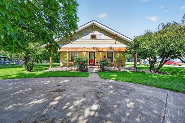 801 S Hall Street, Ennis, TX 75119