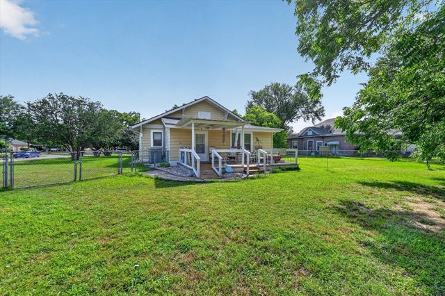 801 S Hall Street, Ennis, TX 75119