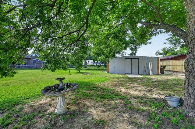 801 S Hall Street, Ennis, TX 75119