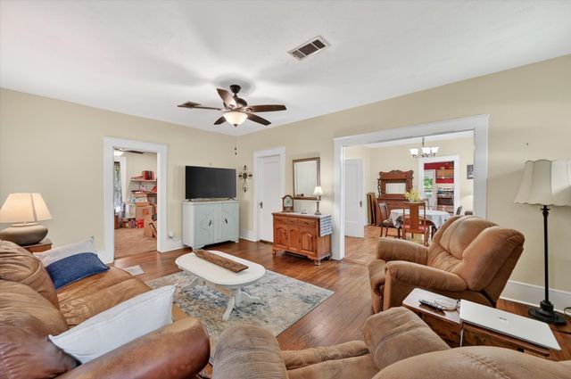 801 S Hall Street, Ennis, TX 75119
