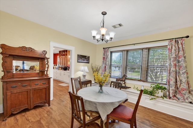 801 S Hall Street, Ennis, TX 75119
