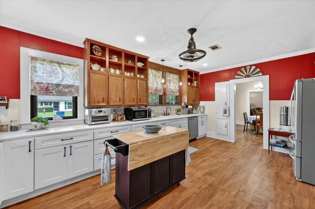 801 S Hall Street, Ennis, TX 75119