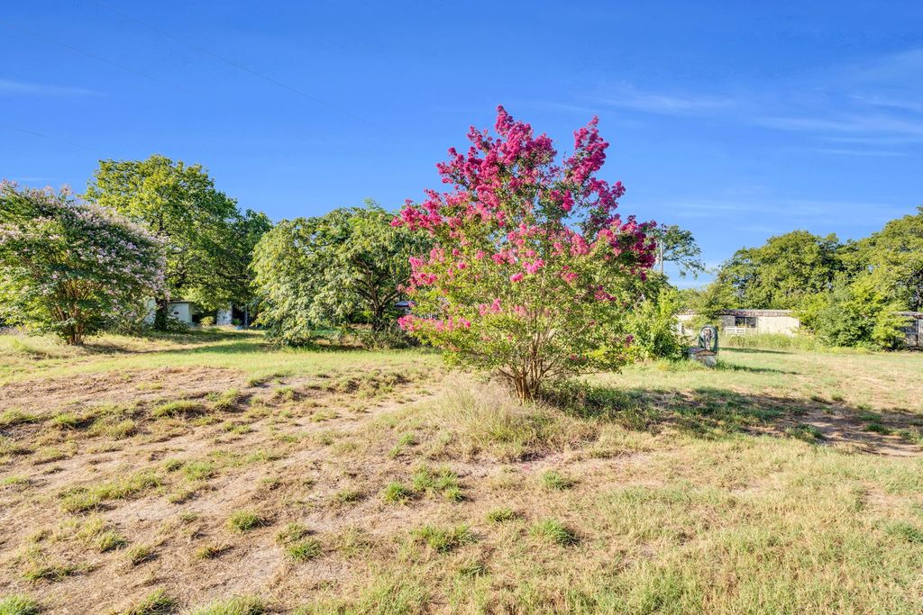 957 El Camino, Waxahachie, TX 75167