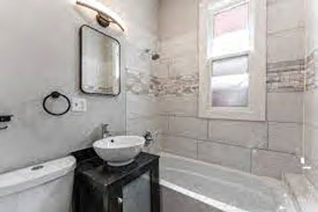 843 N Francisco Avenue, Chicago, IL 60622