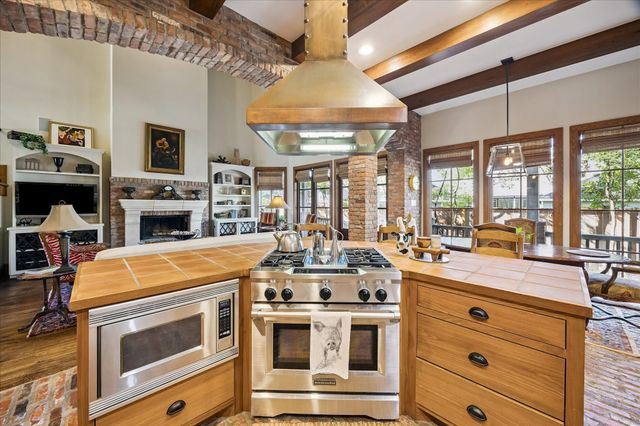 8810 Echo Valley Drive, Spring Valley Village, TX 77055