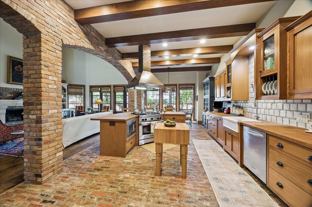 8810 Echo Valley Drive, Spring Valley Village, TX 77055