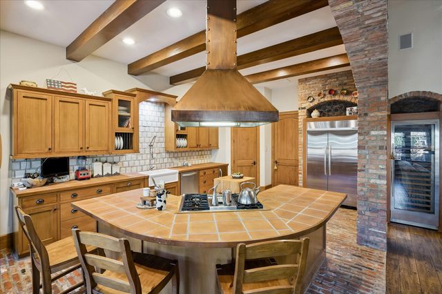 8810 Echo Valley Drive, Spring Valley Village, TX 77055