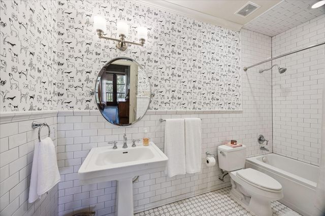 8810 Echo Valley Drive, Spring Valley Village, TX 77055