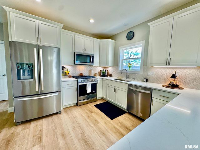 107 SAMUEL Court, Washington, IL 61571