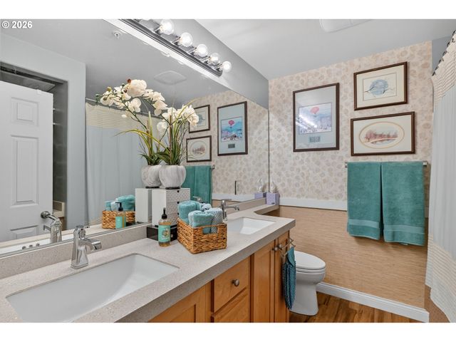 10813 Sw CANTERBURY Ln 104, Tigard, OR 97224