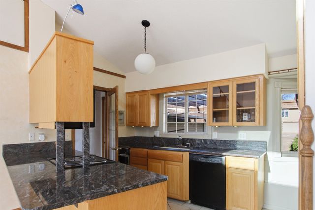 12 Glacial Ct, Minot, ND 58703
