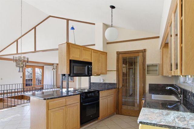 12 Glacial Ct, Minot, ND 58703