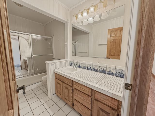 12 Glacial Ct, Minot, ND 58703