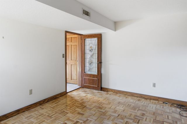 12 Glacial Ct, Minot, ND 58703