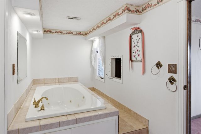 12 Glacial Ct, Minot, ND 58703
