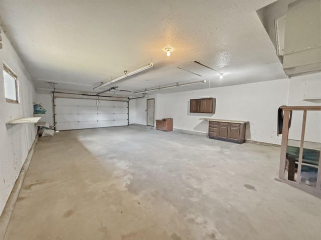 12 Glacial Ct, Minot, ND 58703