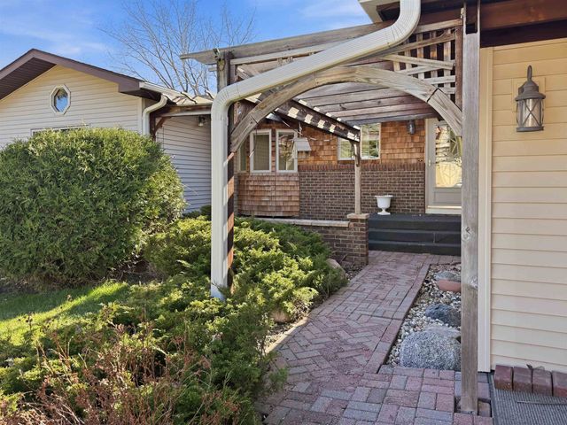 12 Glacial Ct, Minot, ND 58703