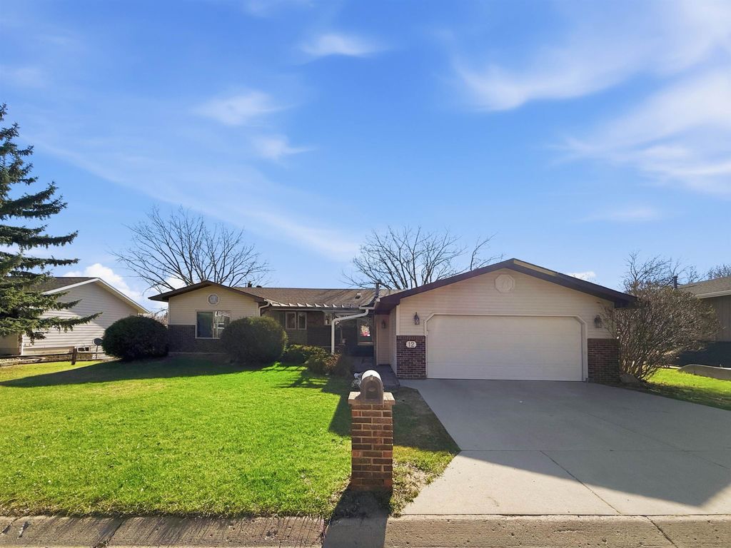 12 Glacial Ct, Minot, ND 58703