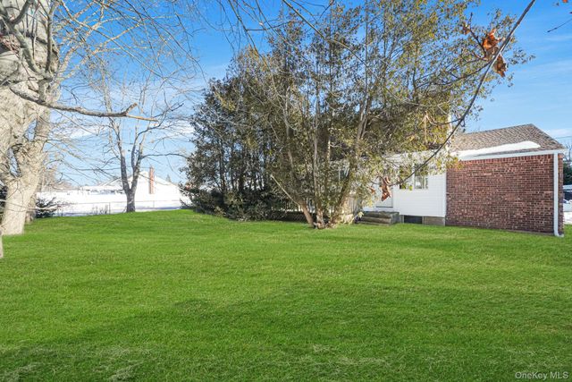 182 W 17th Street, Deer Park, NY 11729