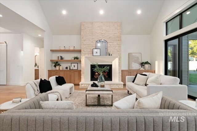 196 N Timber Wolf Pl, Eagle, ID 83616