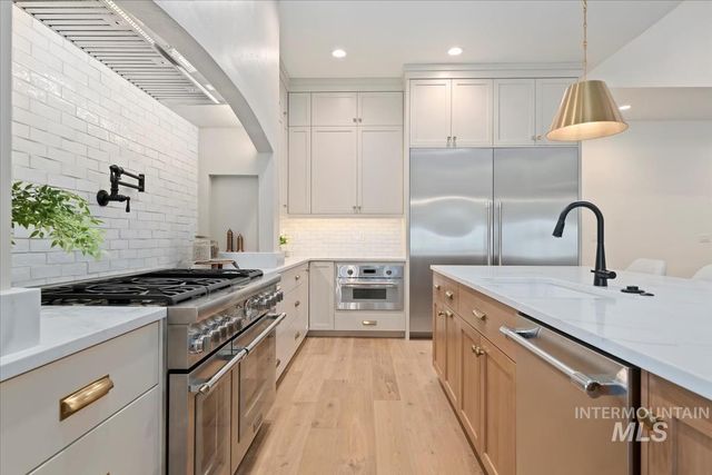 196 N Timber Wolf Pl, Eagle, ID 83616