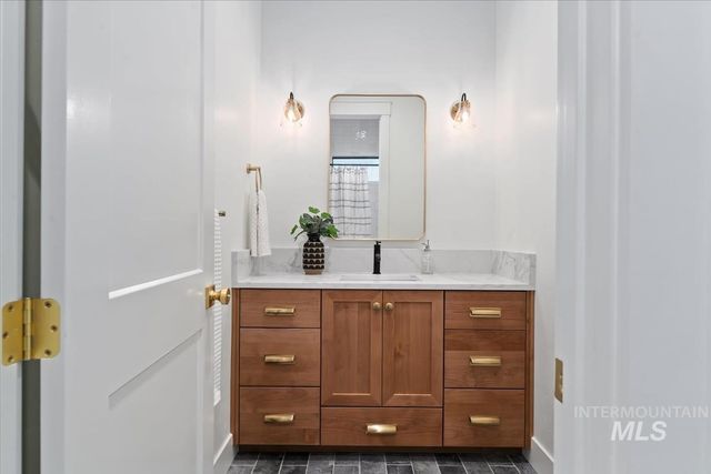 196 N Timber Wolf Pl, Eagle, ID 83616