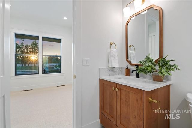 196 N Timber Wolf Pl, Eagle, ID 83616