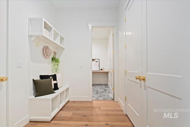 196 N Timber Wolf Pl, Eagle, ID 83616