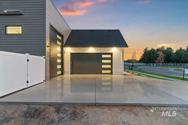 196 N Timber Wolf Pl, Eagle, ID 83616