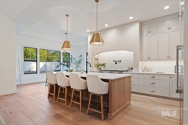 196 N Timber Wolf Pl, Eagle, ID 83616