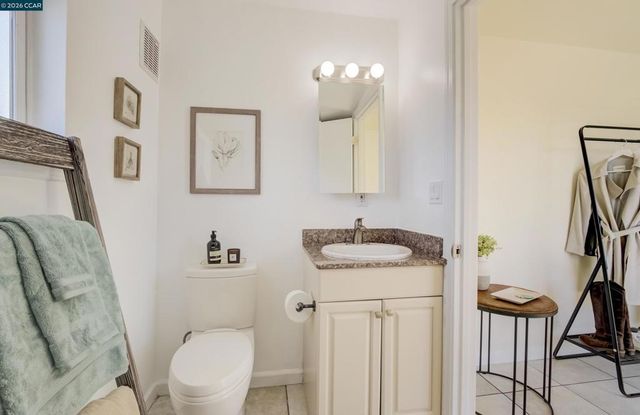 1522 Harmon St, Berkeley, CA 94703