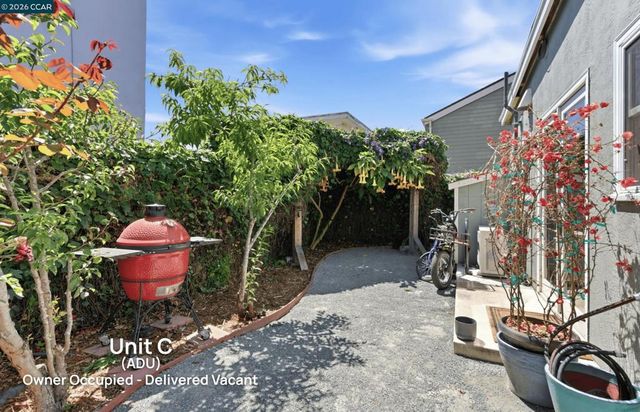 1522 Harmon St, Berkeley, CA 94703