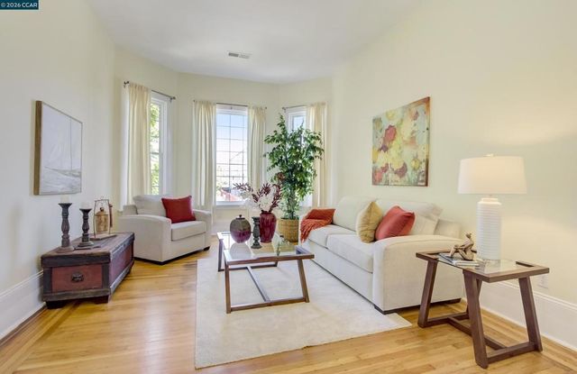1522 Harmon St, Berkeley, CA 94703