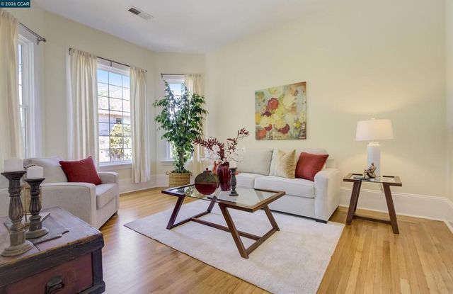 1522 Harmon St, Berkeley, CA 94703