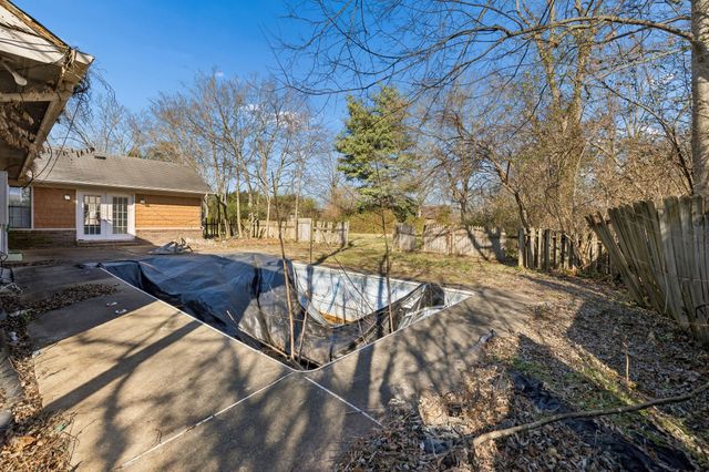 1119 Peninsula Dr, Gallatin, TN 37066