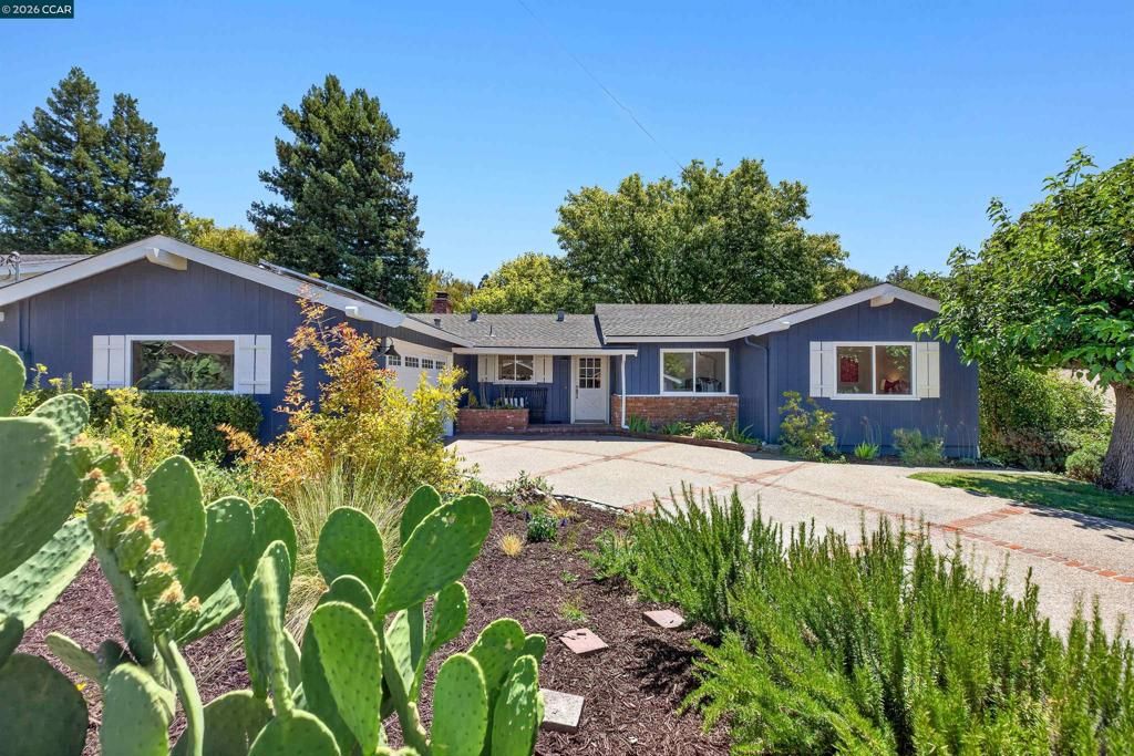 Image 1 of property listing at 6 Pimentel Ct, Moraga, CA 94556