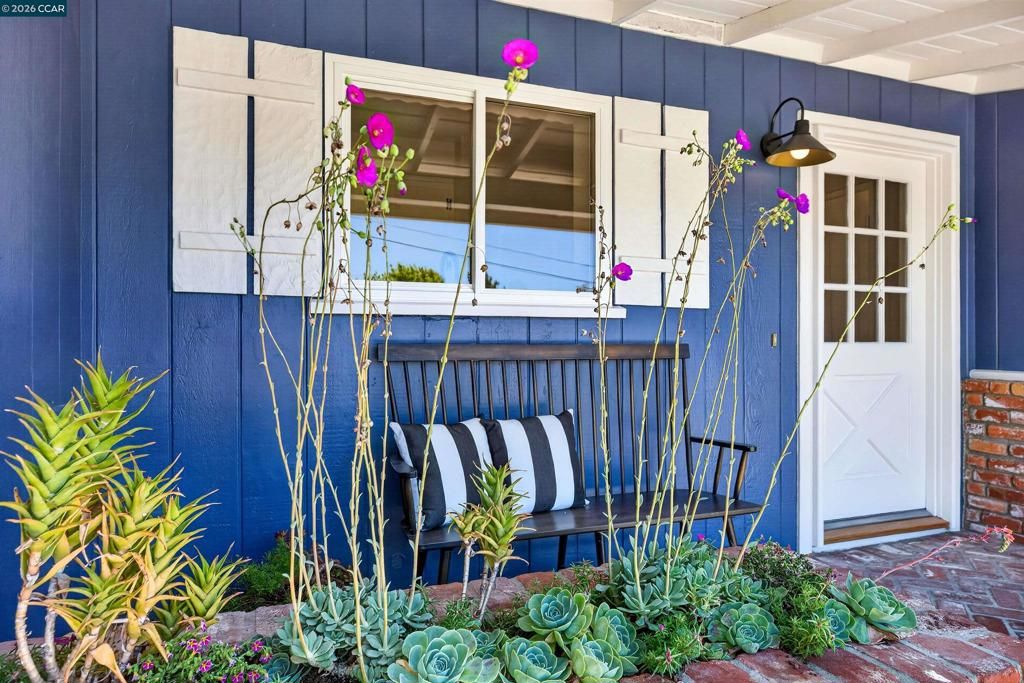 Image 3 of property listing at 6 Pimentel Ct, Moraga, CA 94556