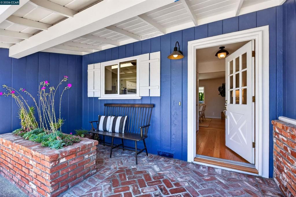 Image 4 of property listing at 6 Pimentel Ct, Moraga, CA 94556