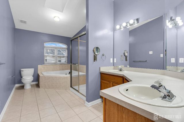 18 BRIDGEPOINTE Drive, South Amboy, NJ 08879