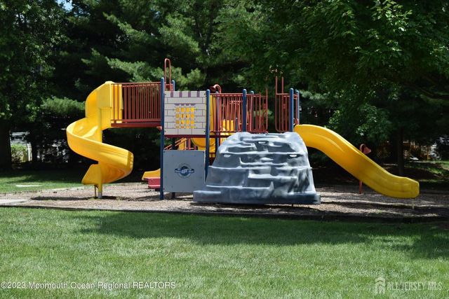 18 BRIDGEPOINTE Drive, South Amboy, NJ 08879