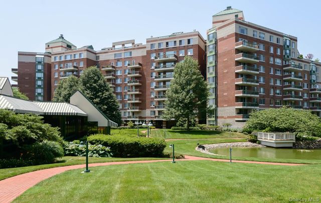 111 Cherry Vallley Avenue 408W, Garden City, NY 11530